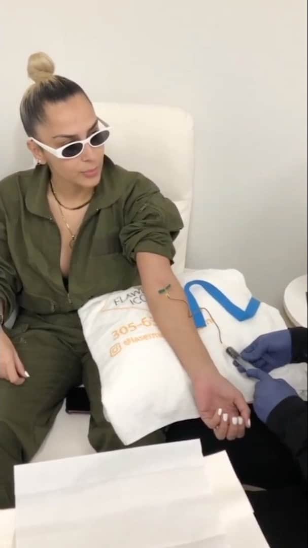 ベロニカ・ベガのインスタグラム：「I’ve been wanting to do this for a while. Love my results. Also got 2 more procedures. Added them in the video. If you’re in the South Florida area I highly suggest you stop by. They offer so many services. Thank you Mel and thank you @lasermepleasemiami」