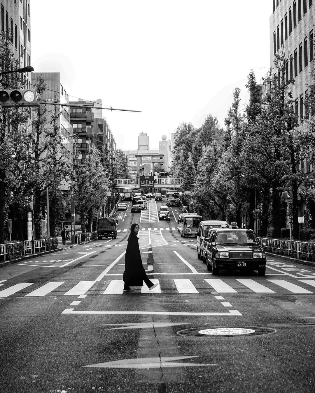 MiChiのインスタグラム：「最近自分がどこに居るのかわからなくなる瞬間がある。昔は(ってつい最近まで)ここは嫌、あそこの方が良かった…とか口癖のように言ってたけど最近はもうどこでもいいような気がしてきた。 もちろん空気やエネルギーが合う合わない(町/国)とかはある程度あるけど、場所やシチュエーションじゃなくて、結局は自分。自分の心や自分のマインドさえ大丈夫なら全部大丈夫なのかも。  今日は早く起きすぎたーーっけど朝一の誰も居ないCityを歩くのが大好き❤️ 最高にハッピーな1日を😘  Sometimes I forget where I am recently. But Im starting to think maybe it doesn’t really matter where I am anymore. As long as I’m taking care of my heart and my mind, Im okay anywhere in the world.  I’ve always found myself saying ‘I don’t like this place, I prefer this or that’ but in the end It’s not the place or the situation, it’s always you. and “Here is the only place there is” • Got up super early today and walked through this empty city. Something so peaceful about it.  I wish you all a wonderful day ✨ 📷// @stevieees  #tokyo#citylife#japan#hereistheonlyplacethereis」