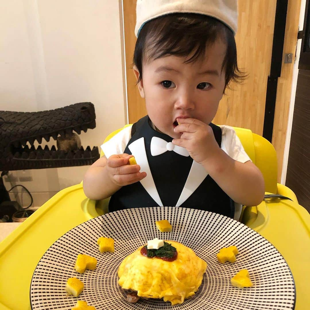 森本容子さんのインスタグラム写真 - (森本容子Instagram)「息子のお誕生日ディナー。 お誕生日ケーキ風は息子が食べれるのはスイートポテトだけ😅買ってきたマフィンとクッキーは大人用。豚挽肉のオムライスは子供用ケチャップで味付け。飾りにはまたスイートポテト、子供用スライスチーズを使いました。 スイートポテトはさつまいもに牛乳、卵黄、バターすこーしだけで適当に作りトースターで焼きましたが、息子は気に入ってました✨小さな型抜きは♠️♦️♣️♥️と☆、100均で買ってきましたよー！大活躍でした。  @kariangofficial @ymdoshop @bankertokyo @yocomorimoto #bankertokyo #ymdoshop #kariang #banker #tokyo #denim #japanmade #カリアング#バンカートーキョー #バンカー東京#レディスウェア#今日のコーデ#カットソー#コーディネート#森本容子#キッズウエア #マタニティコーデ #がんばれ高齢出産 #fashion #yocomorimoto  #離乳食　#離乳食後期 ##生後9ヶ月#生後10ヶ月#生後11ヶ月#1歳誕生日　#1歳  #40代」12月13日 9時44分 - yocomorimoto