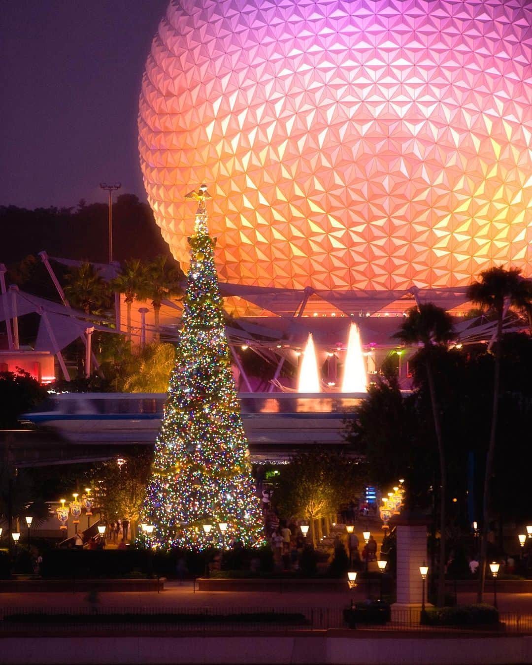Disneyさんのインスタグラム写真 - (DisneyInstagram)「Hope your holidays are a ball!」12月13日 9時48分 - disney