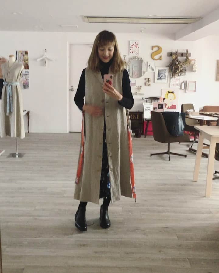 のインスタグラム：「Good morning! @SforShoko 展示会は11時からスタート。新作の麻のノースリーブガウンを羽織って。皆さまお待ちしています✨ #sforshoko」