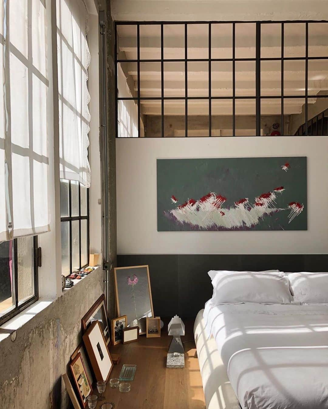 MT DOMAINEさんのインスタグラム写真 - (MT DOMAINEInstagram)「We wouldn’t mind waking up to the golden light in this artists loft every morning. Who agrees? 🙋‍♀️📸: @oljaryz」12月13日 10時03分 - mydomaine