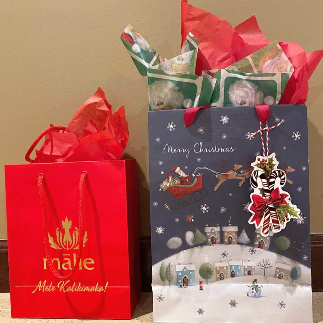 マキ・コニクソンさんのインスタグラム写真 - (マキ・コニクソンInstagram)「今年お世話になった方々へのマキサンタからのクリスマスプレゼントをご紹介します！Malie Organicsのミニディフューザー三点セット、Cookie Cornerの缶に入った香ばしくてサクサクのチョコレートチップクッキー、クリスマス限定FrangoのCollector’s Edition ミントチョコレート。 コレクターアイテムですよ！☝🏼これを可愛いクリスマスショッパーに入れてさらに可愛いクリスマスティッシュをクシャッとショッパーに入れて更に追い打ちは渡す方の名前を書いた可愛いタグをショッパーに付ければお洒落なクリスマスギフトの出来上がり！ あ！決め手はオッサレなクリスマスカードに心のこもったメッセージを添える事！ 絶対に喜ばれる自信あり！💪🏼 #今年のクリスマスギフトのおすそ分け🎁#ショッパーとクリスマスカードにお金をかけるマキサンタ🤶🏻#コニクソンのクリスマス🎄」12月13日 10時17分 - makikonikson