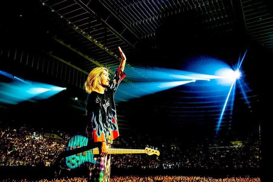 ONE OK ROCK WORLDさんのインスタグラム写真 - (ONE OK ROCK WORLDInstagram)「EYE OF THE STORM JAPAN TOUR 2019-2020 大阪,大阪城ホール（2日目）  _ @10969taka 大阪ファイナル！！！ あーーーーーー 最高！！！！！ @hamanokazushi  Osaka final! ! ! Ahhhhhhhh The best! ! ! ! ! @hamanokazushi  _ @toru_10969 さすが、昨日を越えてきた大阪🔥4日間ありがとう🙌 また会えるの楽しみしてるで！！📸 @hamanokazushi  As expected,it surpassed yesterday Osaka🔥Thank you for 4 days🙌 I'm looking forward to seeing you again! ! 📸 @hamanokazushi  _ @tomo_10969 大阪4日目🔥  感謝しかありません。 言葉にするのは難しいですが、 この景色は忘れません。 大阪のあたたかさを感じました。 ありがとう。  @hamanokazushi 📸  #thedeeper  Osaka Day 4🔥  There is nothing left but thanks. It ’s difficult to describe in words, I will never forget this scenery. I felt the warmth of Osaka. Thank you. @hamanokazushi 📸 #thedeeper  _ @ryota_0809 大阪4日目...みんなのおかげで最高の日になりました！ とにかくみんなの声めちゃくちゃ聞こえたわ😁 さすが地元😎 次会う時までにお互いさらに成長してまた一緒に楽しもう！じゃあね👍  Photo by @hamanokazushi 📸  Osaka Day 4 ... Thanks to everyone, it turned into the best day! Anyway, I heard everyone's voice clearly😁 Yes my hometown😎 Let's grow together till we meet again and have fun together again!  See you soon  Photo by @hamanokazushi 📸  #oneokrockofficial #10969taka #toru_10969 #tomo_10969 #ryota_0809 #fueledbyramen #eyeofthestorm #eyeofthestormjapantour20192020」12月13日 10時13分 - oneokrockworld