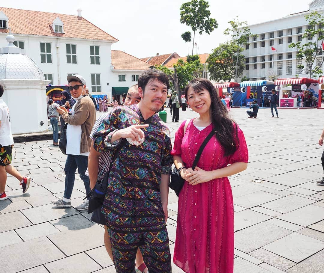 服部ひで子のインスタグラム：「インドネシアにて  着ていた服により  なんだか 現地感が強くなった、  武蔵さんとひで子。 ……名前、古っ！笑 ……烏川兄さん、怖っ！笑 ……タックル兄さん、何っ！？笑  #吉本新喜劇 #よしもと新喜劇 #新喜劇 #吉本新喜劇ワールドツアー #インドネシア  #ジャカルタ  #小西武蔵 くん #服部ひで子」