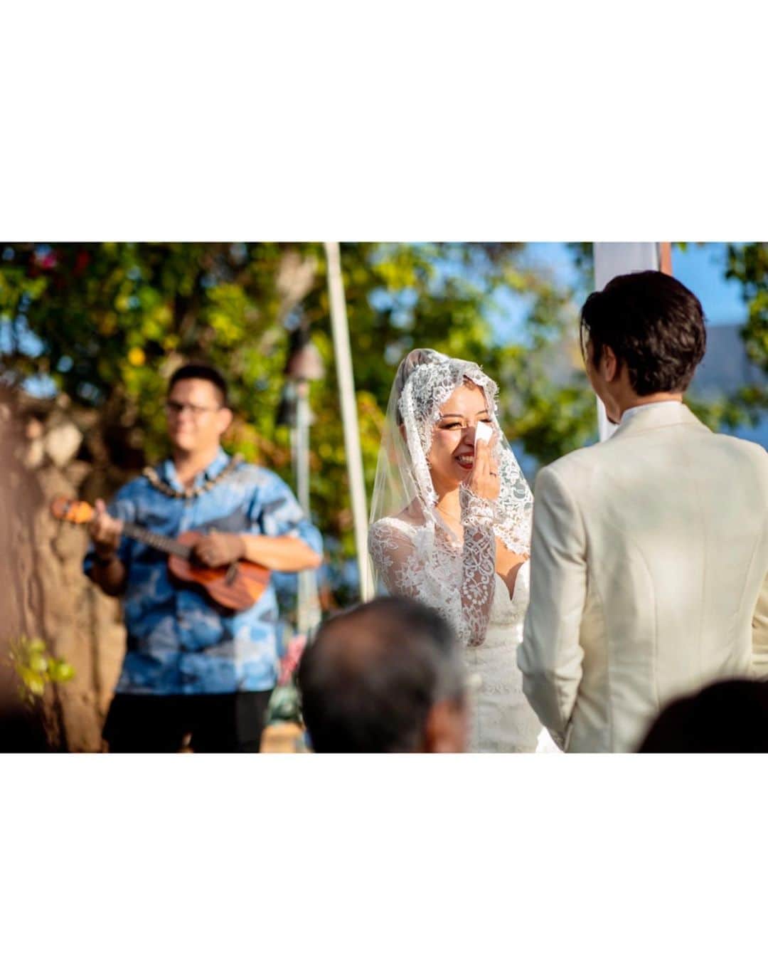 PINKYさんのインスタグラム写真 - (PINKYInstagram)「Wedding ceremony💒💐✨ . 海が目の前の素敵な邸宅で行った挙式は、全てが夢のようで… 愛と幸せに溢れた素晴らしい人生の1ページとなりました🕊🌈✨ . Produced by kamaaolewedding  Photo by @katabirayuta  Dress by @novleaf  hair make by @risa.hoshino  Tuxedo @foursis_official  flower by @jardindureve ・・・ ・・・ #love #happy #family #HusbandandWife #wedding #weddingceremony #hawaiiwedding #結婚式 #感謝」12月13日 10時24分 - shanti_pinky_shanti