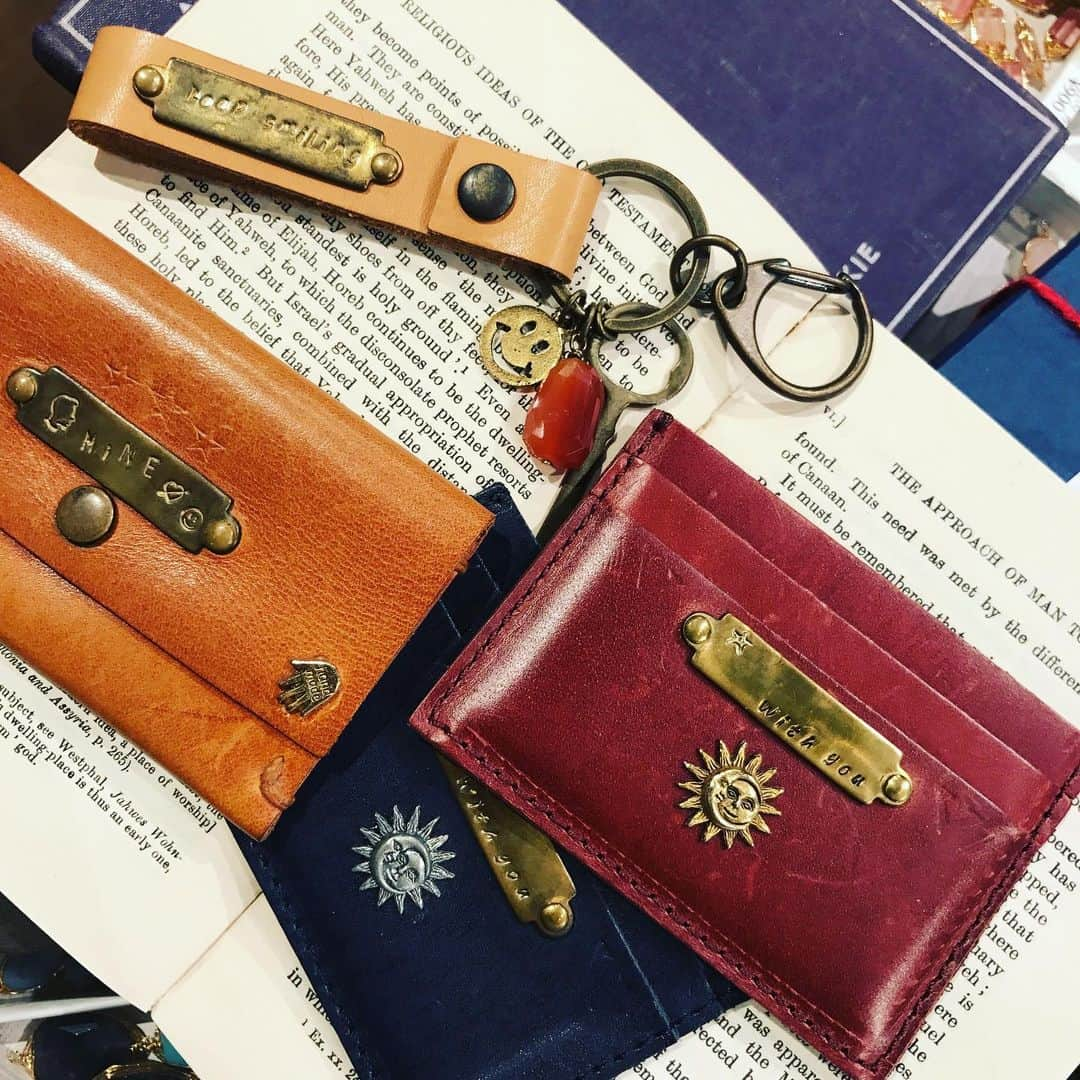 BOX CHARM Industryさんのインスタグラム写真 - (BOX CHARM IndustryInstagram)「本革を使ったパスケースもお好きなチャームでカスタムできます✨ギフトにも人気です❄️ #boxcharm #boxcharmindustry #hirakata #hirakatatsite #Tsite #accessory#charm#jewelry #handmade#orignal#ボックスチャーム#ボックスチャームインダストリー#手作りアクセサリー#アクセサリー#ストーン#チャーム#クリスマス#christmas#gift#giftIdeas#forhim#forher#ギフト#ペアアクセ#プレゼント#レザー#革#刻印#engrave」12月13日 10時24分 - bcindustry_