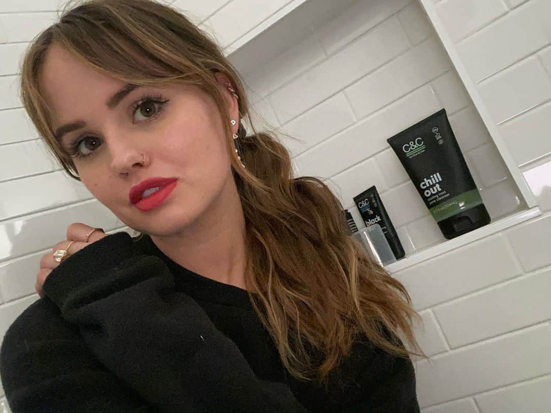 デビー・ライアンのインスタグラム：「wow the days have been extra long this holiday season. favorite part is getting home, putting on my cozy sweatshirt— then taking my makeup off and washing with @candcbycleanandclear Chill Out. catch me curled over my laptop by the fireplace for the rest of these cold nights @UltaBeauty #EveryDayICandC #ad」