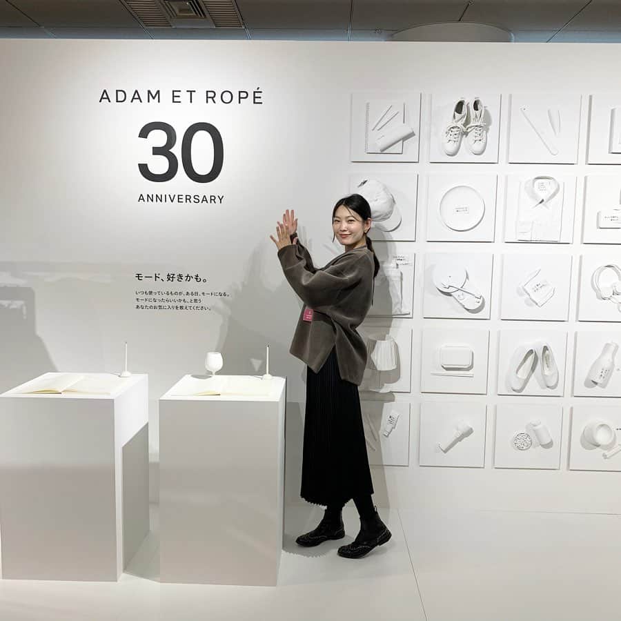 のインスタグラム：「JUNグループの合同展示会に行ってきました〜✨ 入り口入ってすぐADAM ET ROPE 30周年のアニバーサリー展示が♫ ADAM ET ROPEやBIO TOPやROPEなどのよく見に行くお店の春夏物を見たり試着したり、スポーツラインもランニング、ヨガ、空手などのウェアがファッショナブルでとても充実していました💛 最後の写真はオーダーするものを決めた後に、ちょっとひと休憩で🥂✨ 最近よく飲んでますね…私😋笑 ・ ・ ・ 🌸🌸🌸 ・ ・ ・ #jun2020ss  #春狂い咲き  #合同展示会 @jungroupofficial」