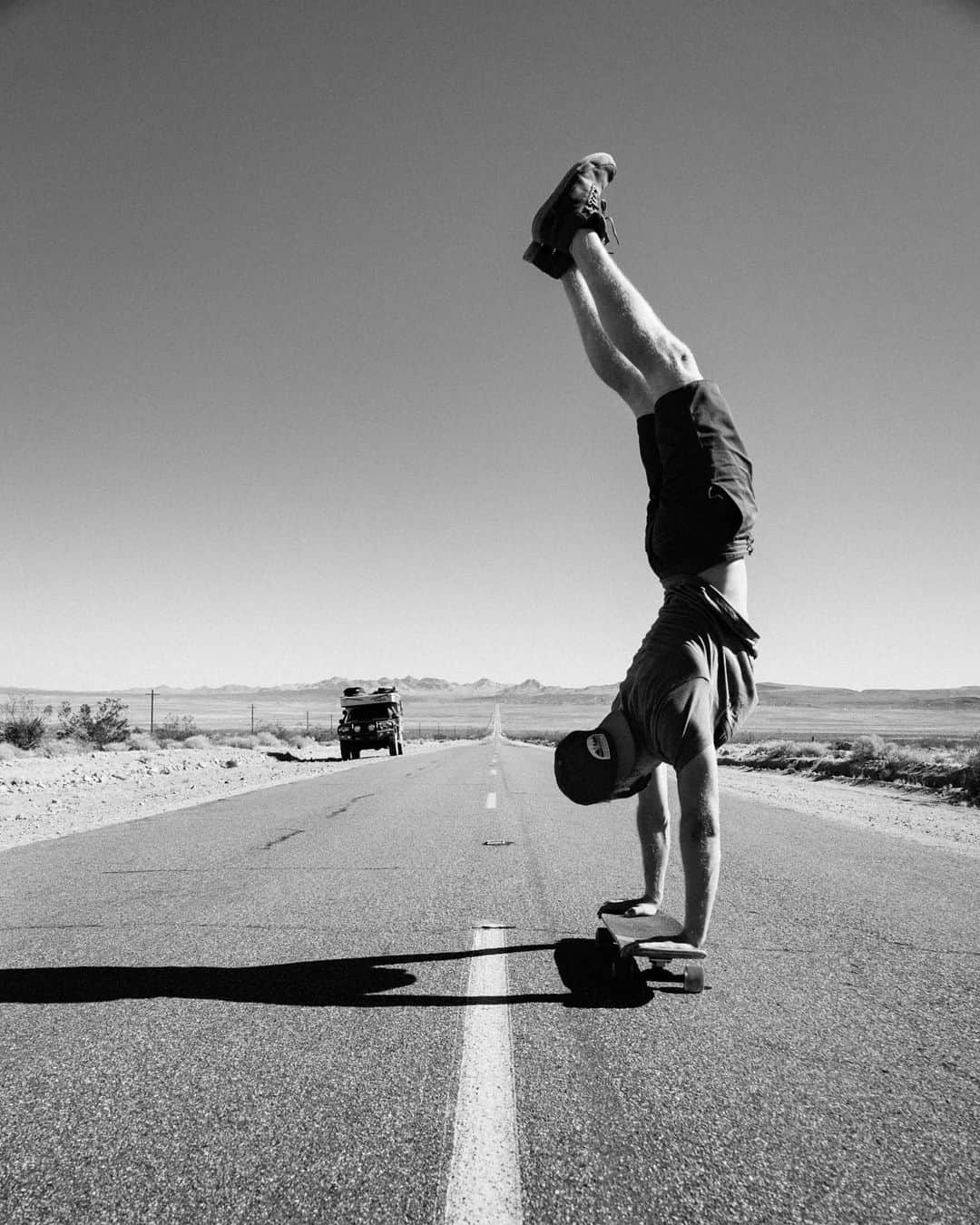 Travis Burkeのインスタグラム：「‘Hands down’ one of my favorite ways to stretch during long days on the road. 🙃 ⁣ ⁣ Truthfully, I’ve had an ankle injury for the last few weeks and it’s been challenging to walk, let alone do all my favorite activities, but I’ve still been trying to get out there and make the most of this journey either way! ⁣ ⁣ Huge thanks to @hippytree, @forsakeco, @sector9, & @fourwheelcampers for helping to keep me rolling! ⁣」