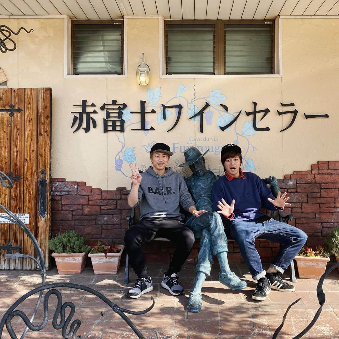 田村淳のインスタグラム：「こんにちは 新米YouTuber 田村淳 新作を公開しました！  本栖湖キャンプ後編です^_^  大自然の中で 焚き火の前で ワインの力で 色々と本音で語ってます^_^  チャンネル登録お願いします プロフィールのURLから飛べます！」