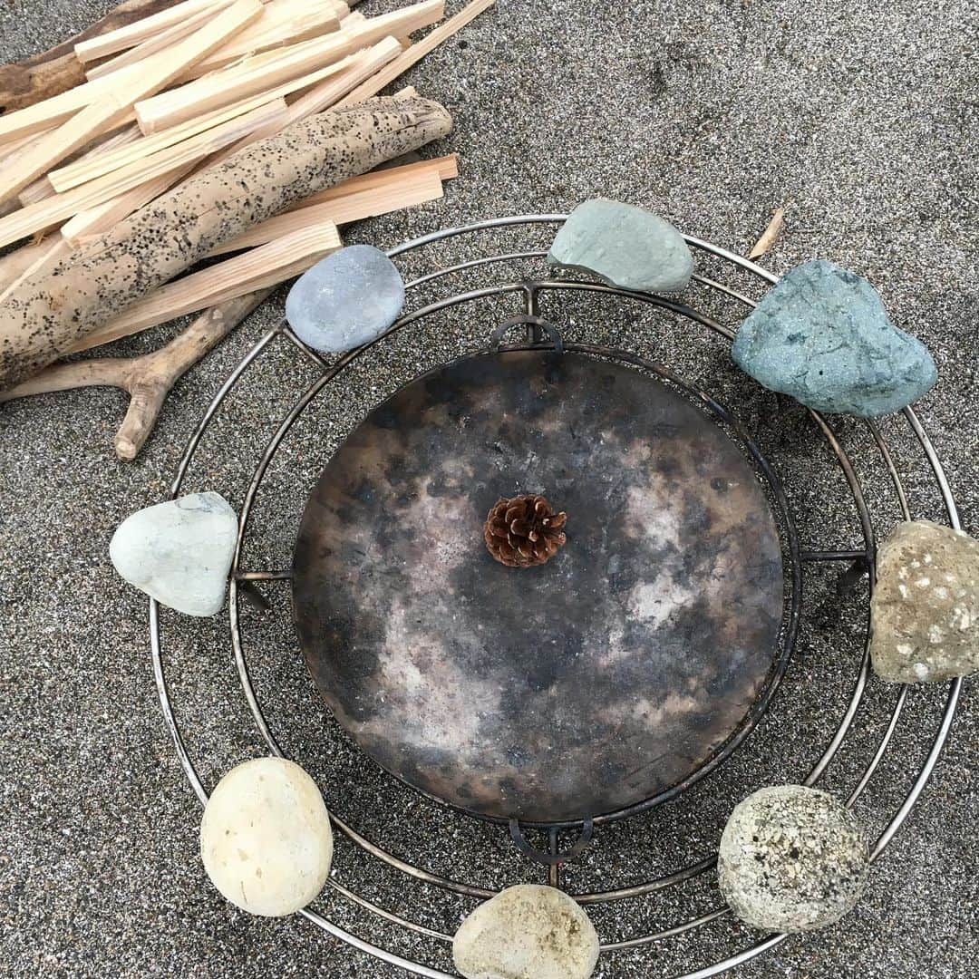 SHANTIさんのインスタグラム写真 - (SHANTIInstagram)「Stones with high density retain the heat of the fire. Lighter less dense stones do not retain as much heat. Scandinavian style coffee in hand carved wooden mugs.  Can you make fire without fuel if you were in a survival situation? With natural disasters like foods typhoons hurricanes we also want to keep in check with our survival skills. Do you know how to use a knife or a rope in a way that helps you sustain your life or of your family?  Mr.Sangawa bonfire specialist teaches children how to make fire, how to use ropes and how to carve wood.  He does not use oil to light the fire. He only uses driftwood collected on that day. He never stocks his wood either.  Humans used to take only what they needed.  Whatever new material that is created to replace plastic if it is created in large amounts I’m sure will somehow disrupt the balance just like palm tree plantation and single crop. Palm trees are part of nature but when humans take mass control that is where the imbalance lies. Same with fish and the results of overfishing and creating salmon farms.  Let nature be and let us be in sync and in harmony with nature. We don’t have to have everything we don’t have to own everything not everything has to be convenient.  What are you willing to shift or change to restore your own balance with nature?」12月13日 10時41分 - shantimusic