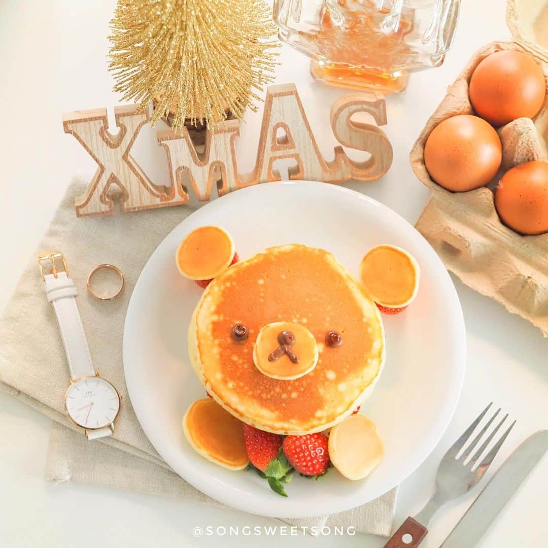 Song Sweet Songのインスタグラム：「🐾🐻🥞🍓 . クマさん🧸ホットケーキ💕 。 My Teddy Pancake for this morning✨ 。 มื้อเช้าวันนี้ ทานแพนเค้กคุณหมีละกันเน้อว  เพราะไม่ได้ตื่นเช้านานแล้ว ปกติคือตื่นเที่ยงกันไปเลยฮะ เป้าหมายชีวิตในปีหน้าคือตั้งใจปรับเวลานอนของตัวเองให้นอนเร็ว ตื่นเช้าเหมือนเดิมให้ได้ (ที่พยายามมาปีนึงก็ยังทำไม่ได้😅) เป็นกำลังใจให้ด้วยนะฮะ 😆✌🏻 . 。 。 . 。 。 . Feeling the holiday vibes! 🎉 . @danielwellington is now offering a special 20% off for any 2 or more items purchase. Head over now to www.danielwellington.com to discover the unique gifts for your loved ones! Remember to use my code sweetsong2019 for extra 15% off and save up to total of 32% off! Offer ends 7th January 2020. It’s Free Xmas Wrapping too! #DanielWellington #DWThailand #DWinTH」