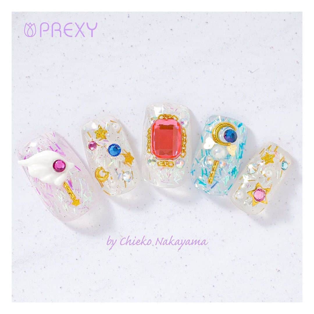なかやまちえこのインスタグラム：「11/23から発売している、なかやまセレクトのPREXYグリッター✨⠀ こちらのサンプルは『Fortune of Dreams』のセットで作ってますよ✨✨⠀ ネットだと『プリモール』『joyart』、店舗だと『キャンディポケット』にて販売中です✨✨✨💫 #nail #nails #nailart #ネイル #美甲 #ネイルアート  #clou #nagel #ongle #ongles #unghia #japanesenailart #manucure #네일 #젤네일 #네일아트 #네일리스트  #グリッターネイル #ラメネイル #glitternails  羽はプリアンファ シリコンモールド『ペガサス』使用🦄」