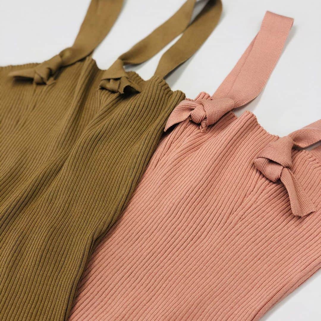 イリアンローヴのインスタグラム：「…iliannloeb 2020 pre ss…  肌触りの良いコットンをリブ編みで編み立てました。  ビスチェは1枚でも着用していただけますが、Tシャツやワンピースに重ねても◎。 vネックカーディガンはフィット感がスッキリと見せてくれます。  #iliannloeb #イリアンローブ #イリアンローヴ #knit #ニット #knitwear #fashion #japanknit」
