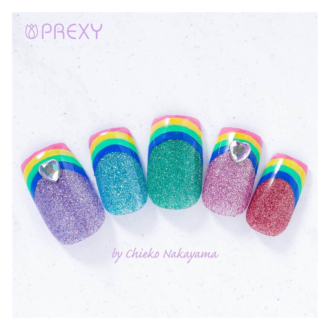 なかやまちえこのインスタグラム：「11/23から発売している、なかやまセレクトのPREXYグリッター✨⠀ こちらのサンプルは『Cotton Candy』のセットで作ってますよ✨✨⠀ ネットだと『プリモール』『joyart』、店舗だと『キャンディポケット』にて販売中です✨✨✨💫 #nail #nails #nailart #ネイル #美甲 #ネイルアート  #clou #nagel #ongle #ongles #unghia #japanesenailart #manucure #네일 #젤네일 #네일아트 #네일리스트  #グリッターネイル #ラメネイル #glitternails ⠀ 🌈はきまぐれキャットピグメントハイリッチと青だけexのライナー青と白mix」