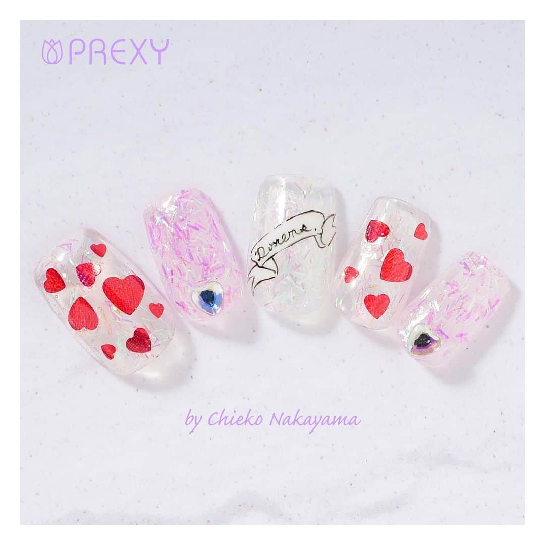 なかやまちえこのインスタグラム：「11/23から発売している、なかやまセレクトのPREXYグリッター✨⠀ こちらのサンプルは『Fortune of Dreams』のセットで作ってますよ✨✨⠀ ネットだと『プリモール』『joyart』、店舗だと『キャンディポケット』にて販売中です✨✨✨💫 #nail #nails #nailart #ネイル #美甲 #ネイルアート  #clou #nagel #ongle #ongles #unghia #japanesenailart #manucure #네일 #젤네일 #네일아트 #네일리스트  #グリッターネイル #ラメネイル #glitternails ⠀ 中指のペイントはPREGELexライナー白ときまぐれキャット ピグメントハイリッチのリッチブラック✨」