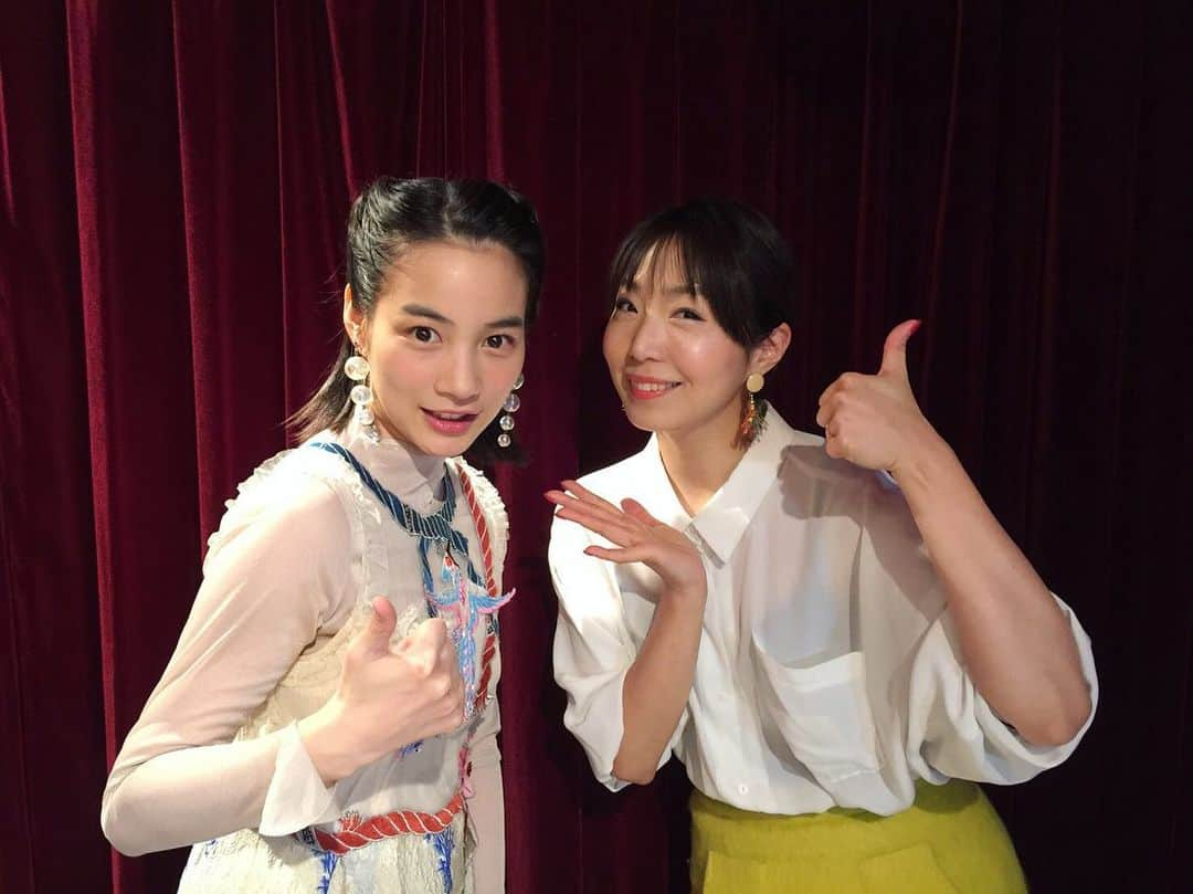 のん（能年玲奈）さんのインスタグラム写真 - (のん（能年玲奈）Instagram)「youtube生配信の時お世話になったChigusaさんがMCでした😍 そして今回は、アートディレクターの前川さんと楽しく作りました💪とても力になってくれました！アンバサダーであるネイルアーティスト💅の大城さんはボトルとスワロフスキーやビーズのアートを作られていて発想のもとになったのです。コラボのボトルも飾ってあります🍾 楽しかったなあ。 最後はカフェドパリのヤンさんと！ #MYSPARKLINGTIME」12月13日 11時05分 - non_kamo_ne