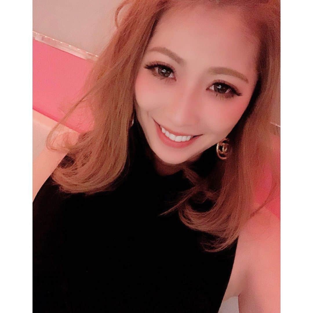 葉月樹里のインスタグラム：「最近2日酔いに勝てなくなってきました、年寄りです🧟‍♀️ . .  今年残り半分よろしくです🌹✨ . . .  #葉月樹里 #soiréeine #ソワレーヌ」