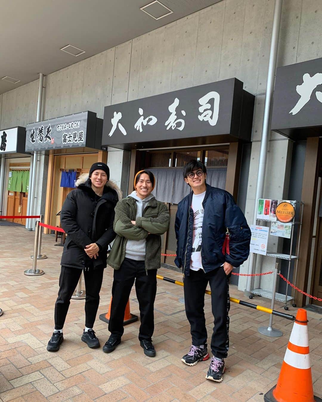 脇坂泰斗さんのインスタグラム写真 - (脇坂泰斗Instagram)「朝活  オフに行こうってずっと言ってた 豊洲市場に行ってきました🍣 鮮度が違ったなぁ あんまわかんないけど。。笑  2人は2年連続らしく 新入部員として加入させてもらいました🙌  ノボリくんは こんなに仁王立ちして雰囲気出して 去年も行ってるから案内任せて って言っていたのに 関係者駐車場に案内されたり お店の場所分からなくて市場中ぐるぐるさまよったりと 食べるまで色々ありましたが とても楽しかったし何より美味しすぎました😆 毎年の恒例行事になりそうです！！ #豊洲市場 #大和寿司 #寿司部 #部活兼任しすぎ」12月13日 11時08分 - yasuto_wakizaka