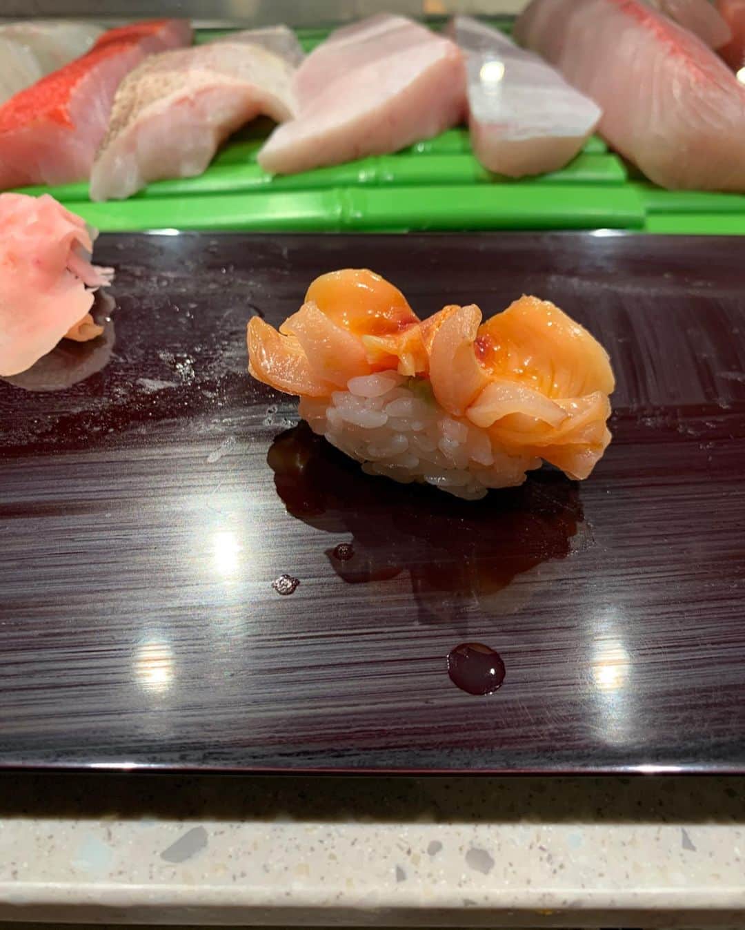 脇坂泰斗さんのインスタグラム写真 - (脇坂泰斗Instagram)「朝活  オフに行こうってずっと言ってた 豊洲市場に行ってきました🍣 鮮度が違ったなぁ あんまわかんないけど。。笑  2人は2年連続らしく 新入部員として加入させてもらいました🙌  ノボリくんは こんなに仁王立ちして雰囲気出して 去年も行ってるから案内任せて って言っていたのに 関係者駐車場に案内されたり お店の場所分からなくて市場中ぐるぐるさまよったりと 食べるまで色々ありましたが とても楽しかったし何より美味しすぎました😆 毎年の恒例行事になりそうです！！ #豊洲市場 #大和寿司 #寿司部 #部活兼任しすぎ」12月13日 11時08分 - yasuto_wakizaka