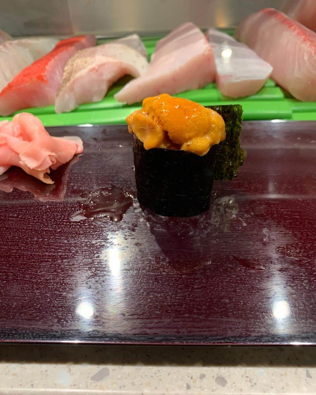 脇坂泰斗さんのインスタグラム写真 - (脇坂泰斗Instagram)「朝活  オフに行こうってずっと言ってた 豊洲市場に行ってきました🍣 鮮度が違ったなぁ あんまわかんないけど。。笑  2人は2年連続らしく 新入部員として加入させてもらいました🙌  ノボリくんは こんなに仁王立ちして雰囲気出して 去年も行ってるから案内任せて って言っていたのに 関係者駐車場に案内されたり お店の場所分からなくて市場中ぐるぐるさまよったりと 食べるまで色々ありましたが とても楽しかったし何より美味しすぎました😆 毎年の恒例行事になりそうです！！ #豊洲市場 #大和寿司 #寿司部 #部活兼任しすぎ」12月13日 11時08分 - yasuto_wakizaka
