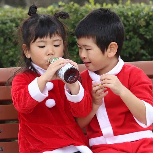 森永乳業#親ばかグランプリ【公式】のインスタグラム：「🍼今週の#チュウチュウごくごく選手権 🥤﻿ ﻿ －－－－－－－－－－－－－－－－－－﻿ @kanaeeeeeeyhsa﻿ 喉渇いたっっー❤️❤️❤️ってゴクゴクタイム❤️❤️😆✨﻿ あんまり飲まないでよ？ねぇあんまり飲まないでよ？って貼り付いて見守る次男😂😂👏﻿ －－－－－－－－－－－－－－－－－－﻿ ﻿ わかります、その気持ち！﻿ 残しておいてくれるよね？ってつい見ちゃうんですよね😂﻿ 心配な表情と、しれっと飲み続ける表情、ベストショットです👏🏻﻿ ﻿ ﻿ みなさまも、「#チュウチュウごくごく選手権 」と「#おでかけ代表」または「#おうち代表」を付けてご参加ください🎵﻿ 詳しくは、プロフィールのリンクをCHECK😉﻿ @morinaga_chuchu_gokugokucp﻿ ﻿ ※リグラム掲載による商品当選との関係はございませんので、予めご了承ください。﻿ ﻿ #森永乳業 #チュウチュウごくごく選手権 #おでかけ代表 #おうち代表 #キャンペーン﻿ #子ども #子供 #こどものいる暮らし﻿ #はぐくみ #やさいジュレ #うるジュレ #こどミル」