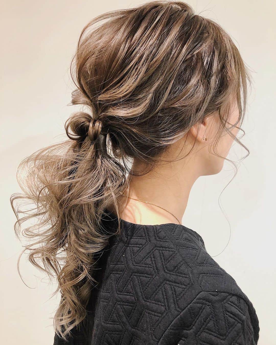 のインスタグラム：「久しぶりにハイライトも入れて﻿ ほんのりトーンアップ🌼﻿ 柔らかいベージュ🌼人気です。🐴🍑﻿ #sakinchohair﻿ #hairarrange#hair#arrange#hairset#ヘアアレンジ#アレンジ#ヘアセット#豊橋#美容室#ベージュ#ハイライト#ポニーテール」
