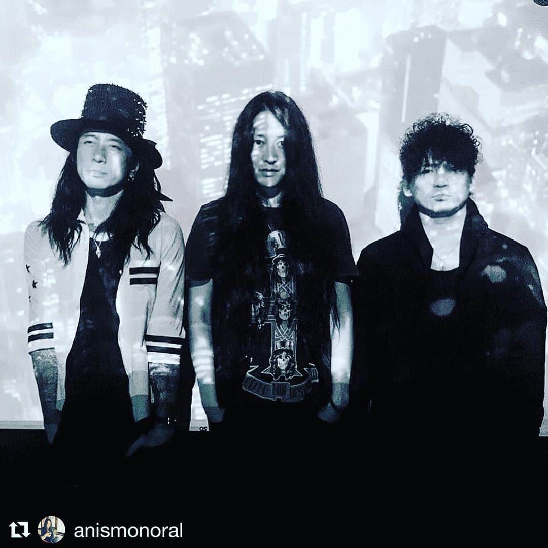 Ju-kenのインスタグラム：「今夜、渋谷で今年最後のAnisとのセッション♫ ギターには久しぶりの可愛い弟、アキラ🥳  お近くの方はぜひ🎤  #anis #akira #sessions #渋谷」