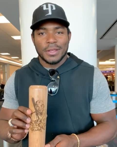 ヤシエル・プイグのインスタグラム：「I teamed up with @dugoutmugs to make my very own YP drink mug! Every purchase will benefit @wildhorsefdn and help the children. Order by Friday 12/13 to get it in time for Christmas! LINK IN BIO DugoutMugs.com/WildHorse」