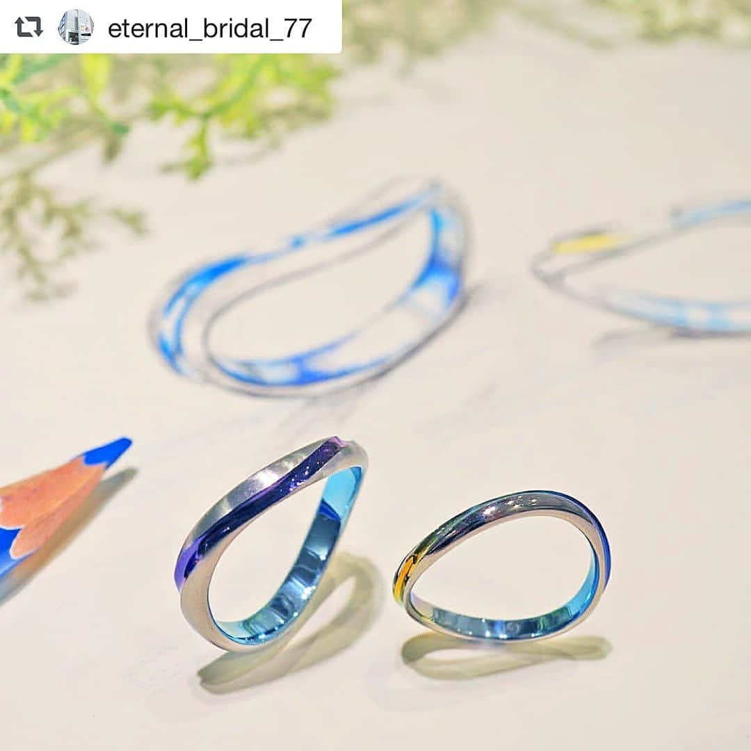 SORA ≪SORA表参道の公式アカウント≫のインスタグラム：「. @sora_omotesando をフォローして、 ぜひ『 #結婚指輪sora 』のハッシュタグを入れて お写真を投稿してください＊* . こちらのお写真は、SORA正規取扱店 「 ETERNAL浜松 @eternal_bridal_77 」さまから リグラムさせていただきます♪ . ･:*+.･:*+.･:*+.･:*+.･:*+.･:*･: . Ray　レイ Zr¥178,200 Zr¥178,200 . 光のように美しいラインが 側面にかかるほど大きくカーブして 発色をたくさん見せてくれます . エターナル浜松 @eternal_bridal_77 ↑公式HPはこちらから . ･:*+.･:*+.･:*+.･:*+.･:*+.･:*･: . #結婚指輪 #婚約指輪 #表参道 #金属アレルギー #金属アレルギー対応 #レアメタル #鍛造  #手作り #手作り指輪 #マリッジリング #エンゲージリング #ブライダル #ウェディング #プレ花嫁 #クリエィティブ #デザイン #個性的 #bridal #wedding #jewelry #ring #weddingring #creative #design #japaneseart #madeinjapan  #サムシングブルー」
