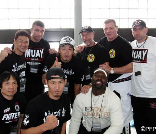 のインスタグラム：「2009年K-1WGP開幕戦 in Seoul  自分の現役最後の試合となった大会。  ドージョーチャクリキの皆さんと記念撮影。  K-1の歴史とドージョーチャクリキは切り離せないですね。  トム・ハーリック会長、ピーター・アーツやK-1初代王者のブランコ・シカテックも揃った思い出深い写真です。  #武蔵 #ドージョーチャクリキ #dojochakuriki #memories  #k1 #seoul  #tbt」
