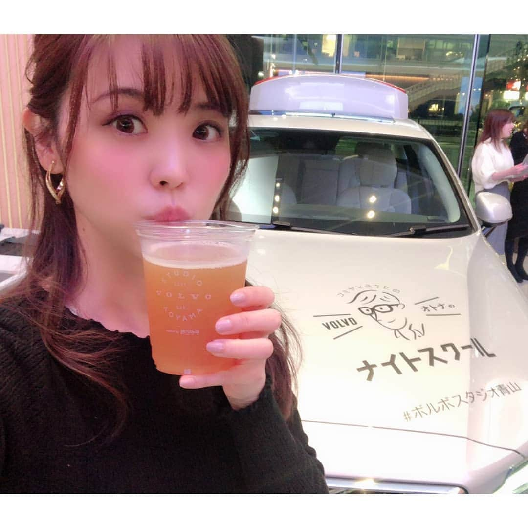 垰智子さんのインスタグラム写真 - (垰智子Instagram)「先日、北青山にある@volvo.studio.aoyama で開催された 『オトナのナイトスクール』に行って来ました♩ . このボルボスタジオ青山は、@volvocars のショールームでありながら、@kannocoffee.official やこだわりのシャンパンが楽しめるカフェ&バースペースになってるんです☕ . そんなこだわりの一杯を片手に#タモリ倶楽部 や#空耳アワー でも大活躍の安齋肇氏と @yuhikomiyama﻿ さんの脱線トークを聞いて来たんだけど、ほんとおもしろかった😂 . 毎回いろんなゲストでのトークが繰り広げられるみたいでぜひまた行ってみたいな♡ . 今回私が飲んでるのはスウェーデンの#ビール 🍺 フルーティで飲みやすかったよ♪ . . #ボルボスタジオ青山 #ボルボ #volvostudioaoyama #volvo #オトナのナイトスクール #PR #ボルボスタジオ青山カフェ #小宮山雄飛 #安齋肇 #talk #cafe #shampagne #bar #car #beer #ビール好き #drive好き女子」12月13日 11時41分 - taotao_tomo