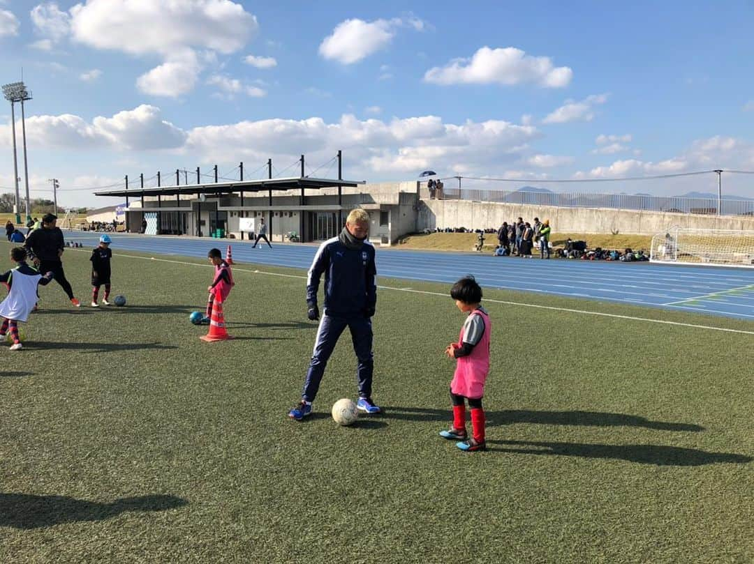 堤俊輔さんのインスタグラム写真 - (堤俊輔Instagram)「2019.12.7 第4回 「熊本復興 野球・サッカー教室」に去年に引き続き、今年も参加させてもらいました✨  限られた時間の中で子供達も一生懸命プレーしてくれたし、少しでも上手くなりたいという気持ちがすごく伝わってきて、一緒にプレー出来て本当に楽しかった✨  普段なかなか接することのない野球選手の皆さんとも交流が出来たし、貴重な話もする事が出来、本当にいい経験でした❗️ 関係者の皆さん、ありがとうございました🙇‍♂️ #復興 #熊本 #熊本復興野球サッカー教室 #サッカー  #soccer  #堤俊輔  #ツツスタグラム」12月13日 11時43分 - shunsuketsutsumi.19