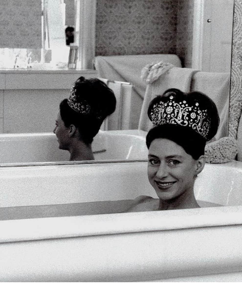ジェニファー・ティリーさんのインスタグラム写真 - (ジェニファー・ティリーInstagram)「When in England… ~🇬🇧 Homage to the iconic bathtub photo of Princess Margaret.👸🏻 pic by @beckytilly  Thank you @cameronsilver for lending me your crown! 👑 #Royalty #crown #dolcegabbana #princessmargaret」12月13日 11時53分 - jennifertilly