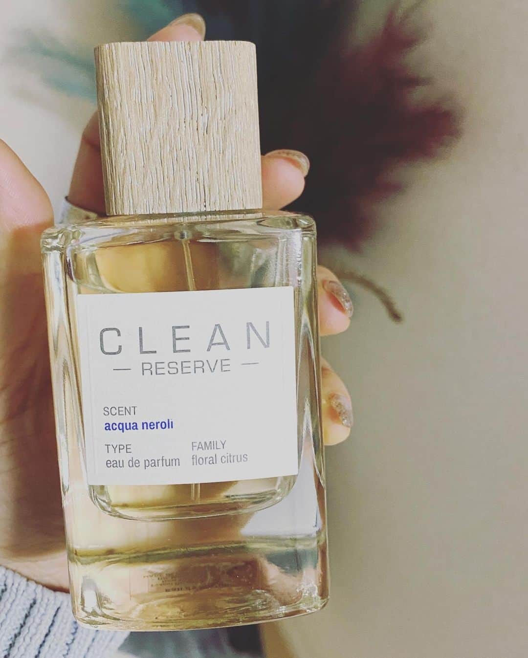 Gabrielaさんのインスタグラム写真 - (GabrielaInstagram)「My new perfum CLEAN💫 . .  最近のお気に入りの香水を紹介します！ クリーン リザーブ アクア ネロリ オードパルファム🎄🎁 スッキリとした上品な香りは甘過ぎず、 女性も男性も使えるよ ムスクやサンダルウッドの香りが好きな方はおすすめ💕 ボトルのデザインはシンプルで好き😻 ドレッサーに飾っておくだけでテンション上がります😃❤️ . . . @latelierdesparfums.jp #クリーンリザーブ　#アクアネロリ　#MyClean　#ラトリエデパルファム　#PR」12月13日 11時48分 - rkgabriela