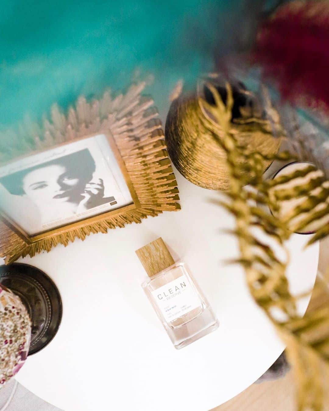 のインスタグラム：「My new perfum CLEAN💫 . .  最近のお気に入りの香水を紹介します！ クリーン リザーブ アクア ネロリ オードパルファム🎄🎁 スッキリとした上品な香りは甘過ぎず、 女性も男性も使えるよ ムスクやサンダルウッドの香りが好きな方はおすすめ💕 ボトルのデザインはシンプルで好き😻 ドレッサーに飾っておくだけでテンション上がります😃❤️ . . . @latelierdesparfums.jp #クリーンリザーブ　#アクアネロリ　#MyClean　#ラトリエデパルファム　#PR」