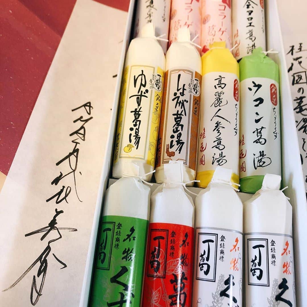 上田祥子さんのインスタグラム写真 - (上田祥子Instagram)「AMATAの美香さんからお歳暮で頂戴した、桂花園の葛湯セット。毎年本当にありがとうございます。美香さんからは学ぶことばかり。#感謝 #AMATA #AMATAの美香さん #桂花園 #葛湯」12月13日 11時49分 - uedasachikoinsta
