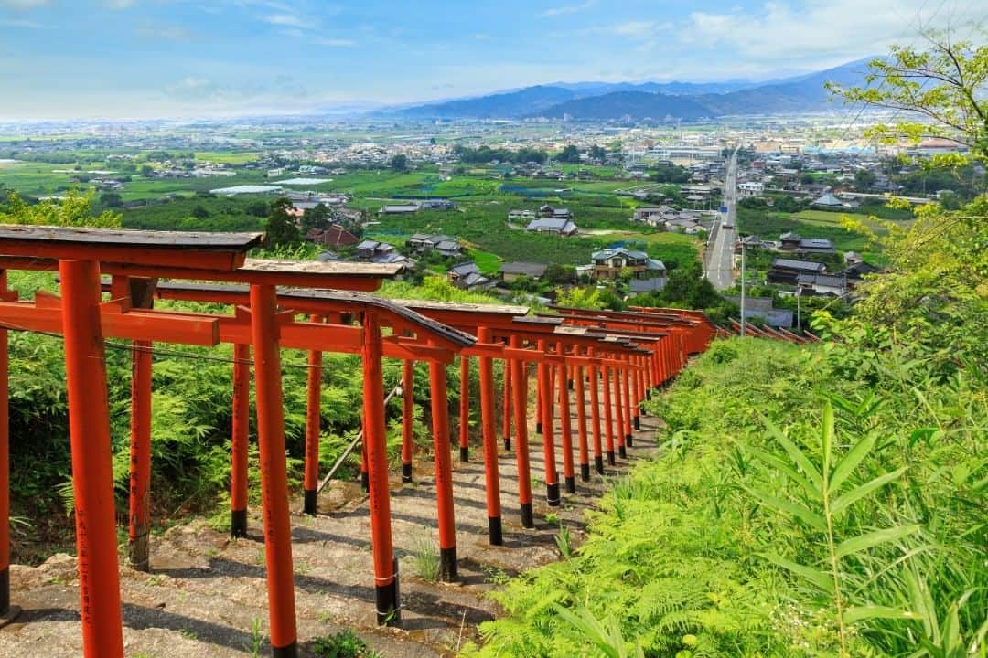 Birthplace of TONKOTSU Ramen "Birthplace of Tonkotsu ramen" Fukuoka, JAPANのインスタグラム：「Meet a breathtaking view of 90 torii gates at Ukiha Inari Shrine in Ukiha, Fukuoka. Located at 130m above ground, the shrine can be reached by ascending the 300 steps through a tunnel of torii gates.  It is not only these photogenic torii gates the shrine has to offer, but also a panoramic view of the Chikugo mountains and the town from the shrine. ©Fukuoka Prefecture Tourist Association  #fukuoka_tonkotsu #ilovefukuoka #fukuokalover #fukuoka #fukuokapics #inarishrine #inari #ukiha #shrine #shintoshrine」