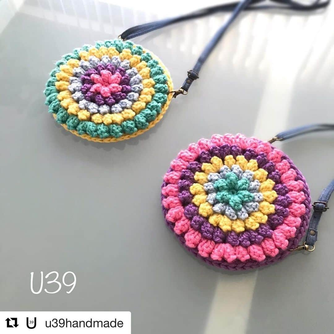 EINSHOP／アインショップさんのインスタグラム写真 - (EINSHOP／アインショップInstagram)「#Repost @u39handmade with @get_repost ・・・ ・ ・ キッズポシェット カラフルなポコポコ編み模様。ひっくり返すとスマイル。 ・ 毛糸の整理してるのでいろいろ思いつきで編んでます。 今年最後の出店になる、今週末14日のオープンデパート朝市に持っていきます。　@634asaichi ［会場］加古川ウェルネスパーク ［時間］9:00〜15:00 ・ ・ 💝オーダーは随時受付しています。国外への発送はできる限り対応させていただきます。申し訳ありませんが、日本語以外の言語は対応できません。DM又はプロフィールリンクのメール又はLINE（＠ekg4565g）からお気軽にお問い合わせください。 ・ ・ 🗓スケジュール（ご予約や詳細は、DMからお気軽にお問い合わせください） ☆12月13日（金）10:00〜12:00（残席🔺） 【編み物教室】 八幡コーポレーション加古川くらしの駅（兵庫県加古川市） かぎ針編み、マクラメ編みのつくりたいアイテムをつくる教室です。要予約。レッスンに必要な材料販売可。事前にお知らせください。 ☆12月14日（土）9:00〜15:00 ムサシオープンデパート朝市（加古川ウェルネスパーク） 【販売&マクラメツリーワークショップ】 ☆12月18日（水）10:00〜12:00 【編み物講座】 コープカルチャー姫路田寺（兵庫県姫路市） 体験は随時受付しています。要予約。 ☆12月18日（水）13:30〜 【マクラメワークショップ】 Dr.ROSEカフェ（兵庫県加古川市） 要予約 ☆1月24日（金）10:00〜12:00 【編み物教室】 八幡コーポレーション加古川くらしの駅（兵庫県加古川市） かぎ針編み、マクラメ編みのつくりたいアイテムをつくる教室です。要予約。レッスンに必要な材料販売可。事前にお知らせください。 ・ ✉︎かぎ針編み・ズパ編み・マクラメレッスンについて✉︎ 定期的に加古川市・姫路市・高砂市・三木市で編み物教室行っています。マンツーマンやお友達数人での個別レッスンも可能です。 ご予約や詳細はダイレクトメッセージ又はLINE（＠ekg4565g）からお気軽にお問い合わせください。 ・ #u39イベント販売商品 #編み物#あみもの#かぎ針#かぎ針編み#キッズポシェット#手編みバッグ#スマイル#crochet#wafflestitch #加古川#高砂#兵庫#ハンドメイド#littlehappiness #Thankyou#u39」12月13日 11時50分 - 634asaichi