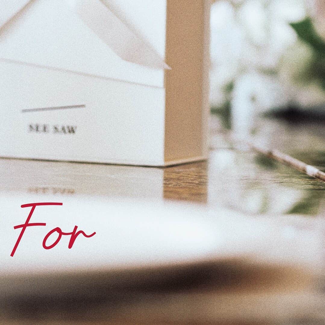 SEE/SAW公式アカウントさんのインスタグラム写真 - (SEE/SAW公式アカウントInstagram)「＊＊SEE/SAW GIFT SET＊＊﻿ オリジナルのボックスに入れて、﻿ きちんとした印象の冬ギフトを。﻿ ﻿ シャンプー＆トリートメント用の﻿ オリジナルのギフトボックスは、﻿ 【BALANCE/SMOOTH/TIGHT】から﻿ お好きなタイプを選んで入れられます！﻿ ﻿ ◆Shampoo & HairTreatment◆﻿ ------------------------﻿ BALANCE ：﻿ 根元から毛先までなめらかで、﻿ しなやかな質感に。﻿ ﻿ SMOOTH ：﻿ 柔らかく絡まりやすい髪を、根元はふんわり﻿ 毛先までなめらかで、しなやかな質感に。﻿ ﻿ TIGHT ：﻿ 硬く広がる髪を、根元からおさまり﻿ 毛先までなめらかで、しなやかな質感に。﻿ ------------------------﻿ ﻿ オフィシャルサイトでSEE/SAWの﻿ お取り扱い店をご確認いただけます。﻿ プロフィール画面のURLから是非ご覧ください。﻿ ﻿ #seesaw﻿ #SEESAWで艶髪﻿ #印象 #艶 #光 #透明感﻿ #艶髪 #ツヤ髪 #美髪﻿ ﻿ #gift #ギフト #ギフトセット﻿ #クリスマスギフト﻿ #クリスマスプレゼント #プレゼント﻿ #ヘアケア #ヘアケア商品﻿ #シャンプー #トリートメント﻿ #美容室 #美容院 #LebeL #ルベル﻿ #タカラベルモント #takarabelmont﻿ #サロン専売品﻿ ﻿ #心を奪う﻿ #髪になる」12月13日 11時57分 - seesaw_lebel