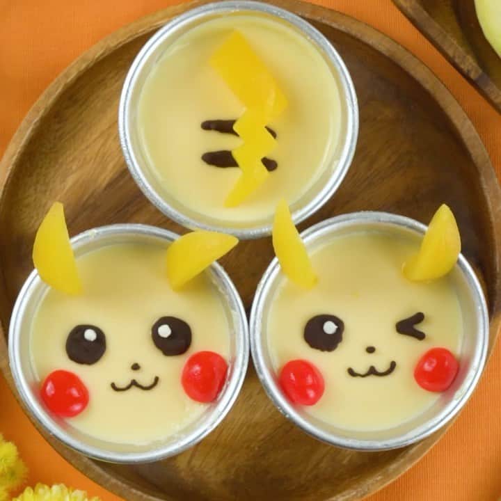 MABRE [マーブル] 笑顔を作るレシピのインスタグラム：「⠀ ポケモンの人気キャラクター💕⠀ 「ピカチュウ」の蒸しプリン🍮⠀ Pikachu's smooth pudding✨⠀ ━━━━━━━━━━━━━━━━━━⠀ ゲーム「ポケモン」ピカチュウのプリンを作ってみました🎶⠀ 飛び出るほっぺ、耳、しっぽを強調させるために黄桃とさくらんぼを使用しました😆⠀ 深めの鍋に水とタオルを入れれば簡単に蒸しプリンを作ることができますので是非試してみてください👍⠀ ⠀ 💡カットや盛り付ける瞬間など⠀ 💡動画を一時停止で見たい人は...🤔⠀ 💡Youtubeで「mabre キャラ弁」と検索してね🧚‍✨⠀ ━━━━━━━━━━━━━━━━━━⠀ 【材料】⠀ ・卵 2個⠀ ・砂糖 50g⠀ ・牛乳 250ml⠀ ・バニラエッセンス 少々⠀ ・チョコペン 白と黒⠀ ・さくらんぼ 2個⠀ ・黄桃 1個⠀ ⠀ 【作り方】⠀ ① 卵2個をボウルの中に入れて混ぜる⠀ ⠀ ② 砂糖50g、牛乳250ml、バニラエッセンス少々入れて混ぜる⠀ ⠀ ③ 茶漉しを使って器に入れる⠀ ⠀ ④ 深めの鍋に水とタオルを入れる⠀ ⠀ ⑤ プリンの液が入った器にアルミホイルで蓋をし、(4)の中に入れる⠀ ⠀ ⑥ 鍋に蓋をし、固まるまで約30分ほど蒸す。蒸し終わったら冷蔵庫に入れて冷やす⠀ ⠀ ⑦ (6)を冷やしてる間に黄桃で耳としっぽ、さくらんぼでほっぺを作る⠀ ⠀ ⑧ プリンが完全に冷えたら冷蔵庫から取り出しチョコペンでピカチュウの顔を描く⠀ ⠀ ⑨ 最後にフルーツのパーツを乗せれば完成⠀ ━━━━━━━━━━━━━━━━━━⠀ MABREではキャラ弁を作る皆様からの投稿をお待ちしております😊⠀ ⠀ #マーブルレシピ と付けるだけ👍✨⠀ 投稿してくれた方は⠀ Instagramでの投稿やストーリーだけではなく⠀ Twitter、Facebook、公式webサイトでも紹介させていただきます🧚‍✨」