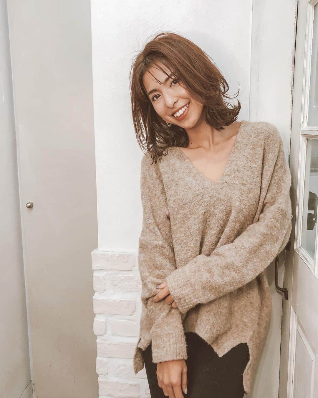 高橋菜摘のインスタグラム：「. . hair change♡ 重たく動かなくなった髪の毛を くびれを作って動きを出して 最後に前髪をちらりと… 次にしたいカラーも珍しく決めたし 今回は伸びるのも楽しみ。 前髪のおかげでスタイリングいらず。 ちゃちゃっとニュアンスで♡ @hideki.chiba さんありがとう💇‍♀️」