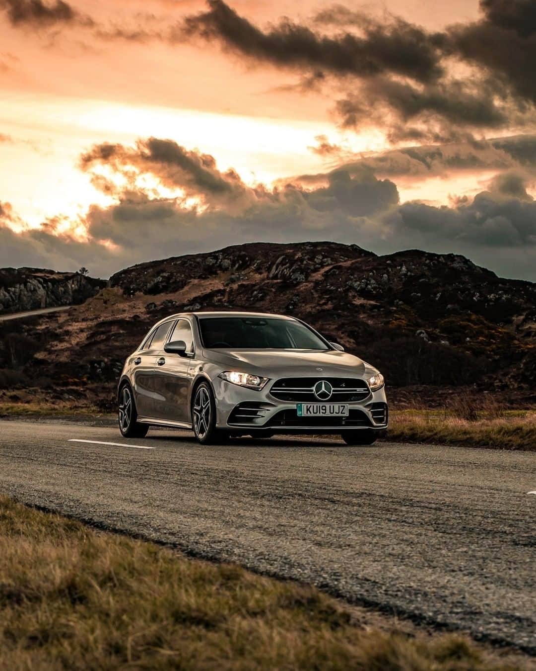 メルセデス・ベンツさんのインスタグラム写真 - (メルセデス・ベンツInstagram)「[Kraftstoffverbrauch kombiniert: 7,4–7,3 l/100 km | CO₂-Emissionen kombiniert: 169–167 g/km | mb4.me/DAT-Leitfaden | Mercedes-AMG A 35]  When it comes to dynamic appearance and pure driving pleasure, the Mercedes-AMG A 35 knows how to impress. #MercedesAMG #A35 #InstaCar #MBCar 📸 @thombatemanphoto for #MBsocialcar」12月13日 12時00分 - mercedesbenz