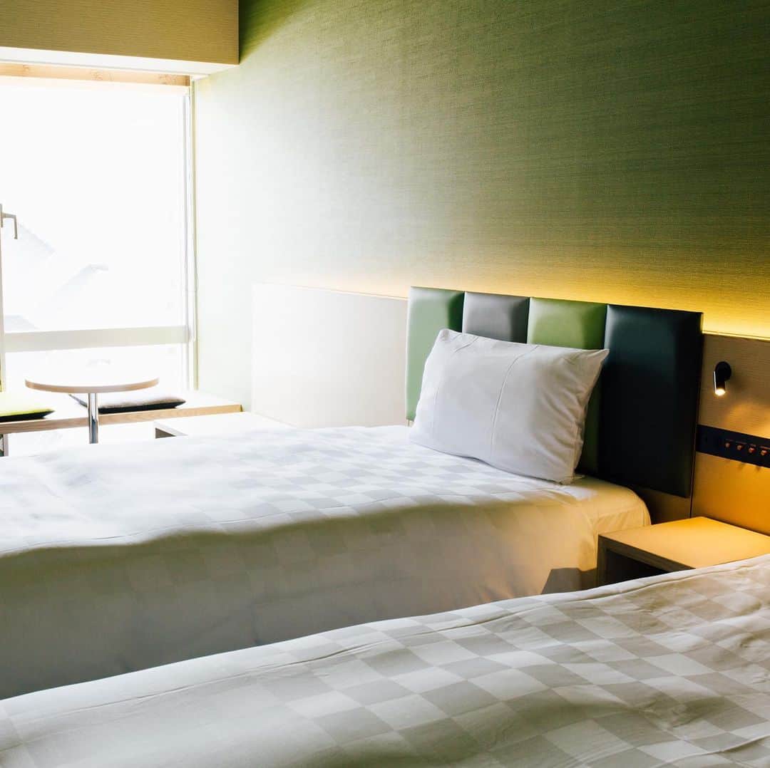 東急ホテルズさんのインスタグラム写真 - (東急ホテルズInstagram)「博多東急REIホテルには、博多の文化をアレンジした﻿ 全く新しいコンセプトフロアがあります。﻿ ﻿ コンセプトフロア「博多山笠」は、﻿ 毎年7月に開催される『博多祇園山笠』で着用する水法被の柄から﻿ 7つの「流（ながれ）」のモチーフを客室階エレベーターホールや客室扉にあしらい、﻿ 日本らしく麗しい、博多祇園山笠の賑わいを表現しています。﻿ ﻿ 他にも、博多を代表する五色を大胆にとりいれた﻿ コンセプトルームが多数あります。﻿ ﻿ ・「明太子」のレッド﻿ ・「ごまさば」のブルー﻿ ・「柚子胡椒」のグリーン﻿ ・「モツ鍋」のブラウン﻿ ・「とんこつラーメン」のベージュ﻿ ﻿ といった、博多を感じるカラースキーム（博多五色）を演出。﻿ ﻿ 普段は撮れないような写真が撮れるため、﻿ 穴場のインスタスポットとして、お部屋や﻿ エレベーターホールで撮影を楽しむお客さまが﻿ 多くいらっしゃいます。﻿ ﻿ ﻿ 福岡へご旅行・出張の際は、博多を存分に感じられる﻿ 博多東急REIホテルに、ぜひ一度ご宿泊ください。﻿ ﻿ ﻿ #博多東急REIホテル﻿ #HakataTokyuREIHotel #HakataREI﻿ #福岡 #中洲 #天神﻿ #fukuoka #hakata #tenjin #hkt48﻿ ﻿ #東急ホテルズ #tokyuhotels﻿ #ホテル #旅 #旅行 #hotel #travel﻿ #travelgram #instatravel #ig_japan﻿ #traveler #traveling #japantravel﻿ #genic_travel #travelphotography﻿ #traveljapan #japantravelphoto」12月13日 12時01分 - tokyuhotels
