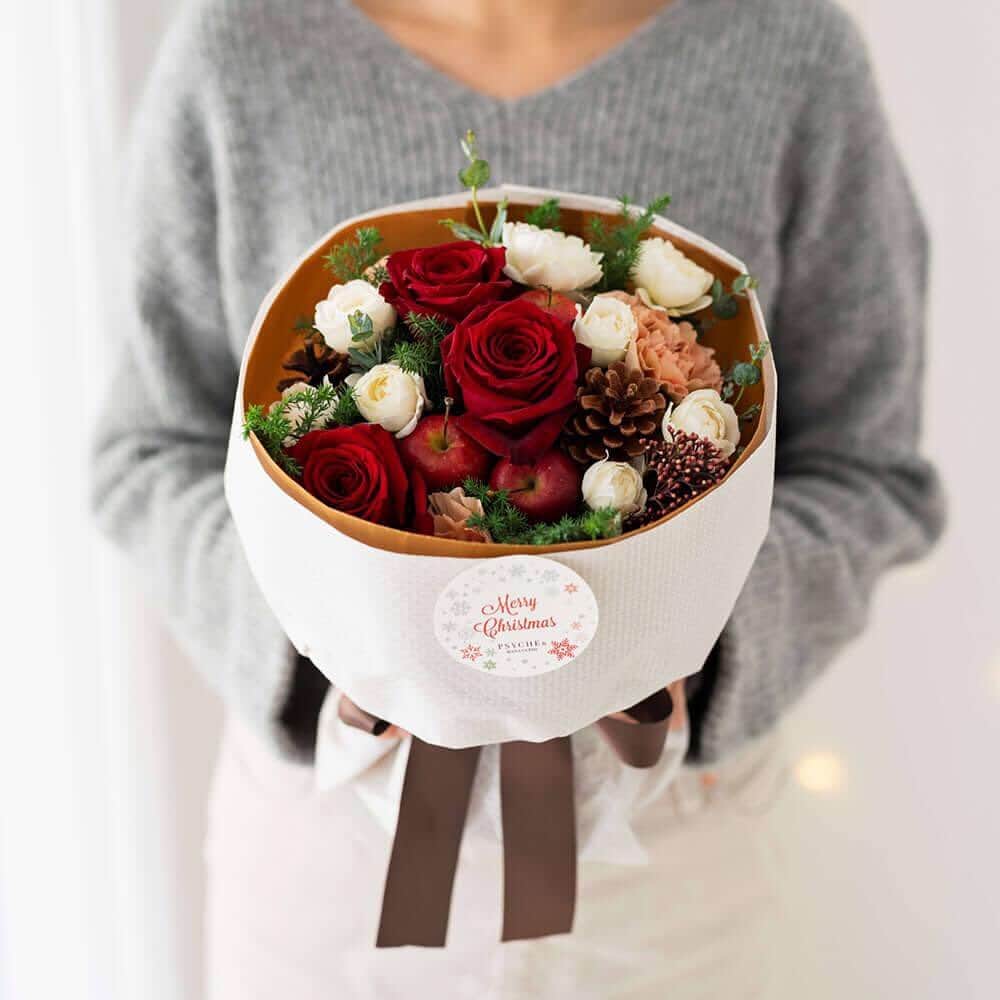 プシュケ[PSYCHE&]・花キューピットのインスタグラム：「. クリスマスを華やかに彩るブーケは、真紅のバラを主役に仕上げました。大切な人へ、伝えたい気持ちとともに。 １年に１度のとっておきな日に贈るフラワーギフトは、花キューピットのPSYCHE&（プシュケ）が心を込めてお作りいたします。 . . Christmas_ 0302（ブーケ） ¥5,909 税込  ｰｰｰｰｰｰｰｰｰｰｰｰｰｰｰｰｰｰｰｰｰｰｰｰｰｰｰｰｰｰｰｰｰｰｰｰｰｰｰｰｰｰｰｰｰｰｰｰｰｰｰ #プシュケ #花キューピット #花 #💐 #ザ花部  #クリスマスツリー #クリスマス #クリスマスプレゼント #パーティー #winter #花に心を込めて #暮らしに花を #花のある暮らし #丁寧な暮らし #フラワーデザイン #インテリアフラワー #フラワーギフト #❅ #結婚祝い #ウエディング  #プシュケ_natural」