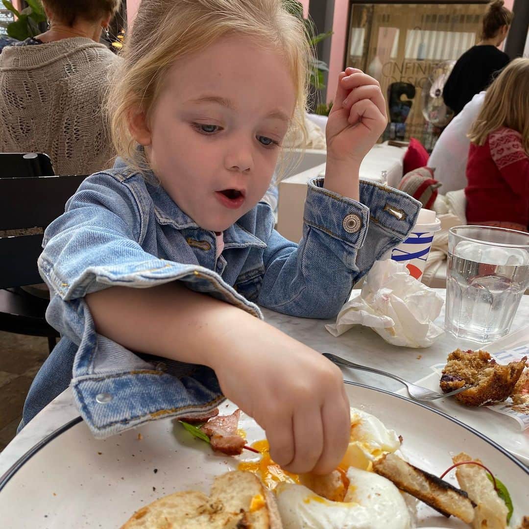 マーク・シェパードさんのインスタグラム写真 - (マーク・シェパードInstagram)「Sydney breakfast with #babysheppard  Babycinno and eggs and bacon! Love my girl! #jetlag #spnfamily」12月13日 12時04分 - realmarksheppard
