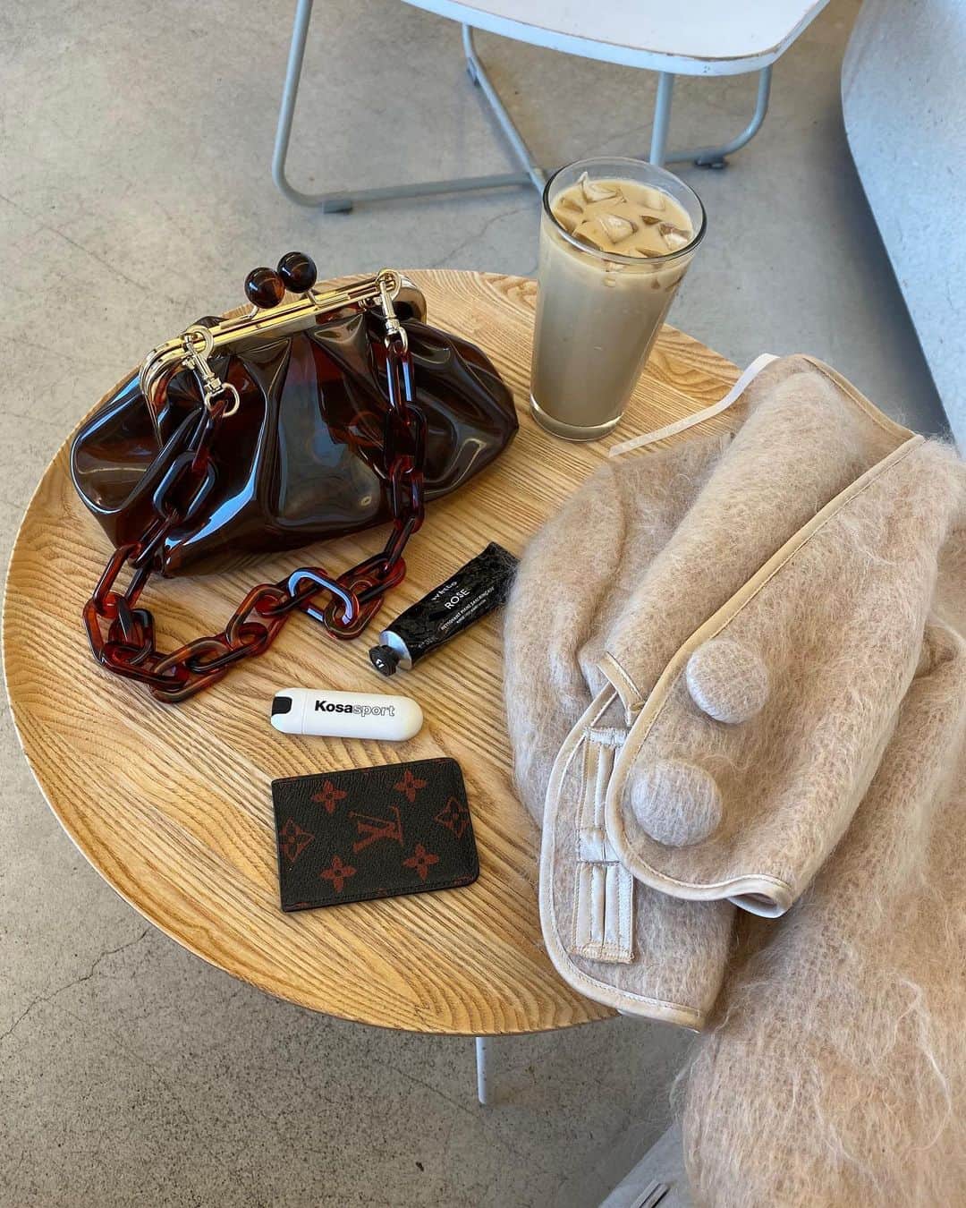 ルミ・ニーリーのインスタグラム：「Thursday supplies」