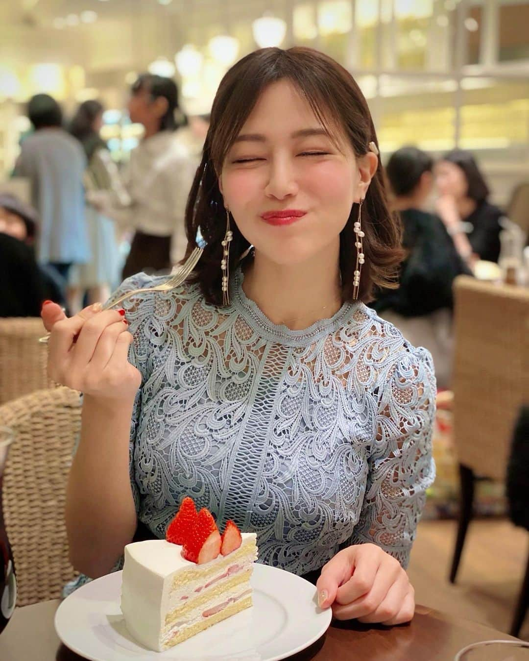 石井里奈さんのインスタグラム写真 - (石井里奈Instagram)「こんにちは🧸💓 . 今日はお昼の里奈ログです🍰 先週末のアナ雪観た後のHARBSでケーキタイム🥰🎂✨ . HARBSのケーキ大好きなんです😘 とっても見た目は大きいんだけど、スポンジも生クリームもがふわふわで軽いのであっという間に食べられちゃう🙋‍♀️ . 定番のミルクレープと迷ったんですが、季節限定のいちごのショートケーキにしました🍰💕限定に弱い🤣 . dress... @celford_official  necklace... @bloom_official_jp  earrings... @amelie_acc . 午後も頑張っていきましょう💓 . #りなまるグルメ #ハーブス #HARBS #ショートケーキ #苺 #いちご #クリスマスケーキ #クリスマスケーキ2019 #六本木カフぇ #アナ雪 #アナ雪2 #elsa #エルサ #アナと雪の女王 #frozen #frozen2 #六本木グルメ #六本木カフェ #六本木ヒルズ #cafestagram #スイーツ #スイーツ好き #苺スイーツ #いちご好き #strawberry #christmascake #クリスマス #レースワンピース #celford #セルフォード」12月13日 12時06分 - ri7tin1025