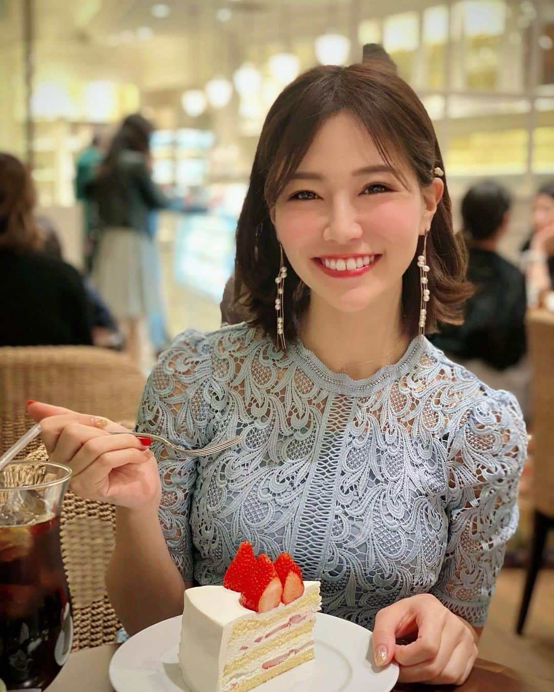 のインスタグラム：「こんにちは🧸💓 . 今日はお昼の里奈ログです🍰 先週末のアナ雪観た後のHARBSでケーキタイム🥰🎂✨ . HARBSのケーキ大好きなんです😘 とっても見た目は大きいんだけど、スポンジも生クリームもがふわふわで軽いのであっという間に食べられちゃう🙋‍♀️ . 定番のミルクレープと迷ったんですが、季節限定のいちごのショートケーキにしました🍰💕限定に弱い🤣 . dress... @celford_official  necklace... @bloom_official_jp  earrings... @amelie_acc . 午後も頑張っていきましょう💓 . #りなまるグルメ #ハーブス #HARBS #ショートケーキ #苺 #いちご #クリスマスケーキ #クリスマスケーキ2019 #六本木カフぇ #アナ雪 #アナ雪2 #elsa #エルサ #アナと雪の女王 #frozen #frozen2 #六本木グルメ #六本木カフェ #六本木ヒルズ #cafestagram #スイーツ #スイーツ好き #苺スイーツ #いちご好き #strawberry #christmascake #クリスマス #レースワンピース #celford #セルフォード」